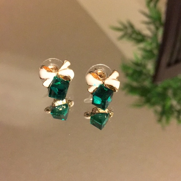 ❌SOLD❌Emerald Green & Enamel Gift Crystal Earrings - Picture 2 of 5